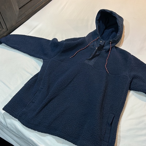 4 sweaters in bundle - Picture 9 of 13